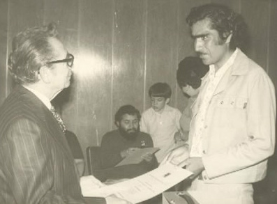 José Cruz recibiendo su título de Maestro en Artes Plásticas de manos del maestro Raul Gamboa